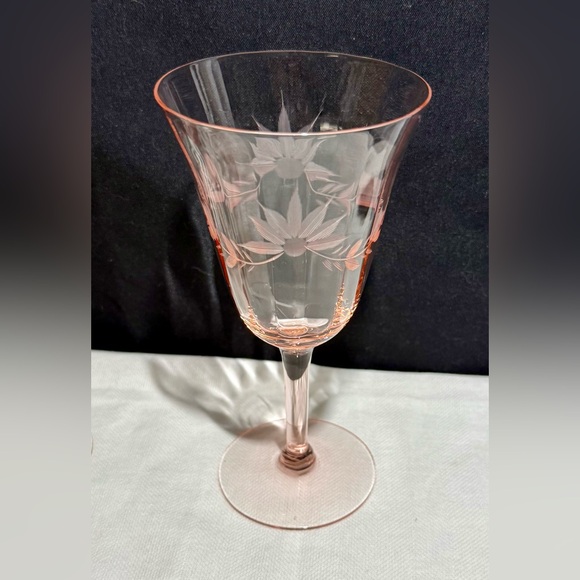 5 Pink depression optic panel wine(2) & cordial (3) glasses. 1 etched wine glass - Picture 12 of 16